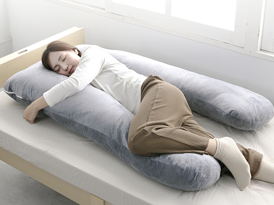 【快適新生活】全身リラックス「快眠Ｕ字型まくら」を４人に