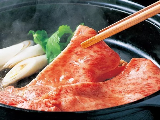 【毎月29日は肉の日】滋賀県が誇るブランド「近江牛　すき焼用」を３人に