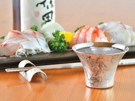 【北信越特集】伝統に今を重ねて暮らしに寄り添う美しさを器にした、新潟県　折燕 ORI-ENのぐい呑みを３人に